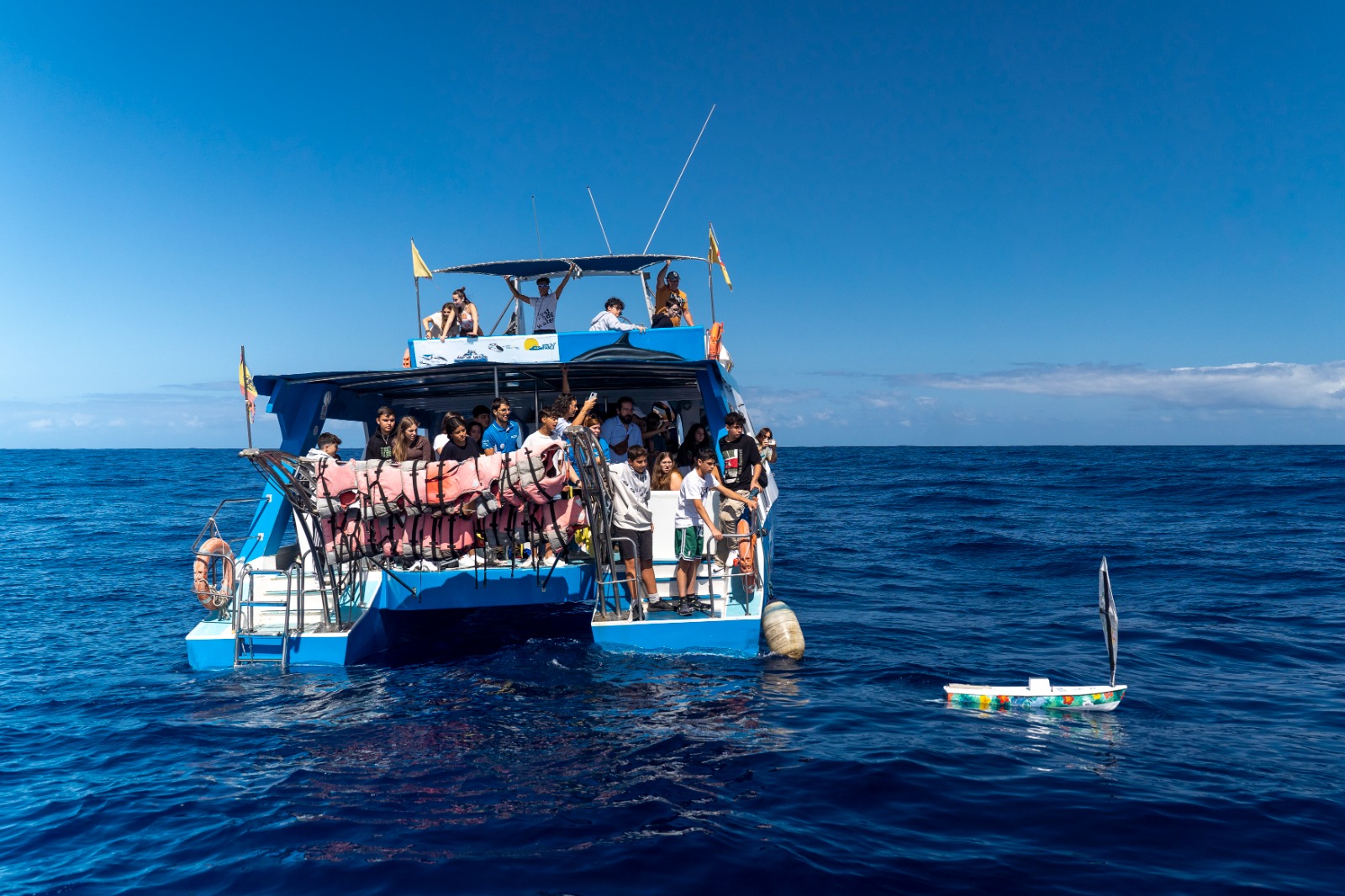 Alumnos del IES Eusebio Barreto de La Palma lanzan al mar el bote educativo Buche Salado II para cruzar el Atlántico